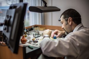 Urmaker som arbeider, Dyr klokke - hva gjør egentlig en klokke kostbar